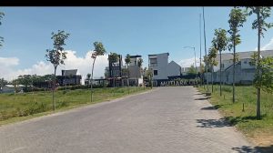 Jalan penghubung antara perumahan Mutiara City yang berada dibelakang tembok pembatas kawasan perumahan Mutiara Regency juga diduga dibangun di atas lahan sawah dilindungi dan diduga mengantonginya izin alih fungsi lahan dari kementerian terkait