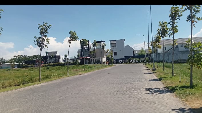Jalan penghubung antara perumahan Mutiara City yang berada dibelakang tembok pembatas kawasan perumahan Mutiara Regency juga diduga dibangun di atas lahan sawah dilindungi dan diduga mengantonginya izin alih fungsi lahan dari kementerian terkait