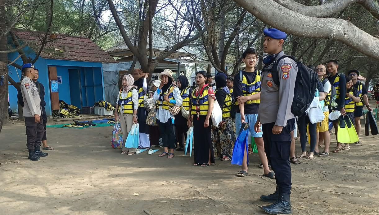 Personel Satpolairud Resta Banyuwangi Menghimbau Kepada Masyarakat Pesisir Selalu Jaga Kamtibmas